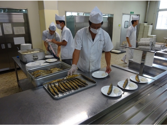 食堂での配膳の様子