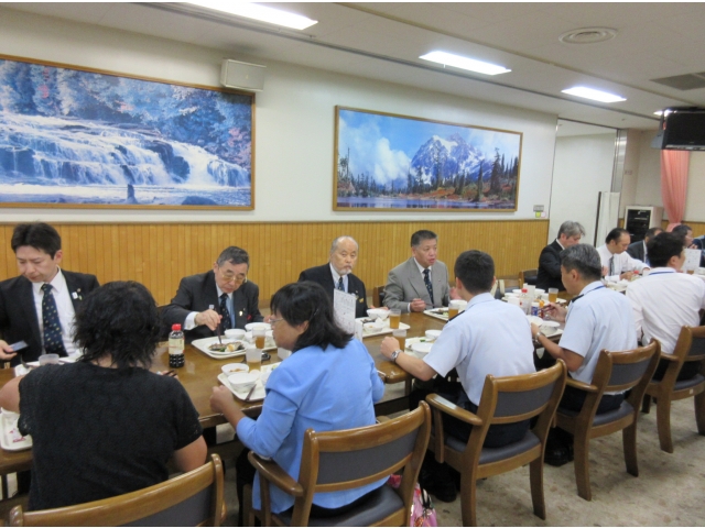 隊員の方々と一緒に楽しい昼食会