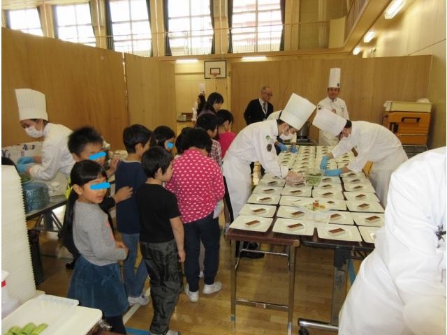 作業を児童が見学