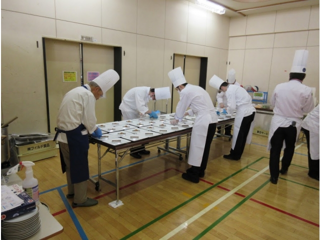 盛り付け作業