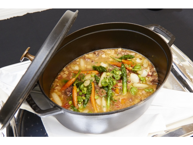 仔羊肩肉の煮込み　春野菜を添えて