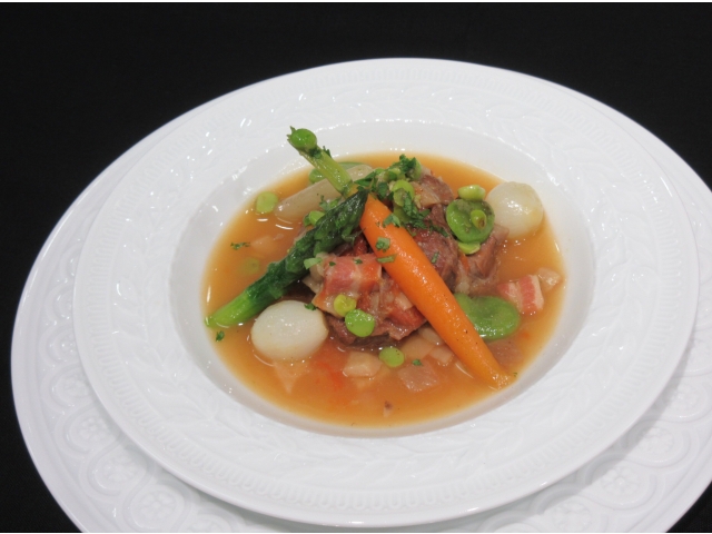 仔羊肩肉の煮込み　春野菜を添えて