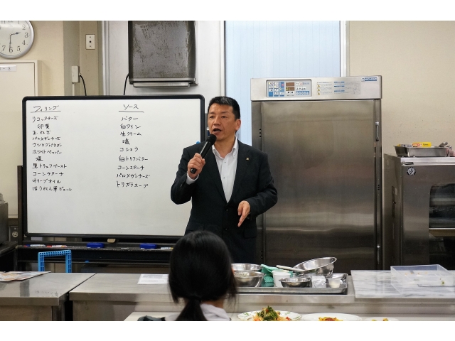 ニチワ電気株式会社コンサルティング室料理長　佐藤好男氏　厨房機器説明