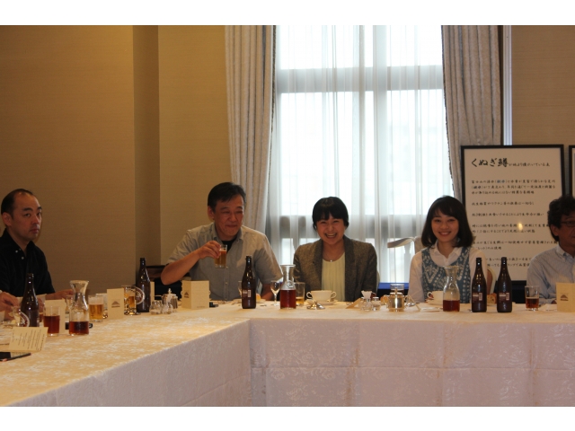 笑顔で食事を楽しまれる松山理事と参加した方々