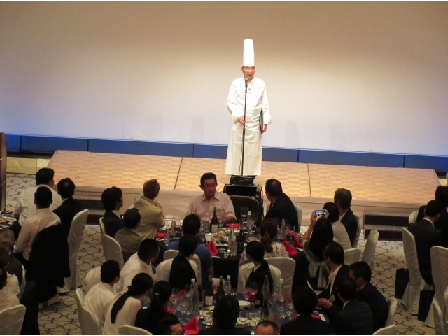 メニューの説明をする市川総料理長