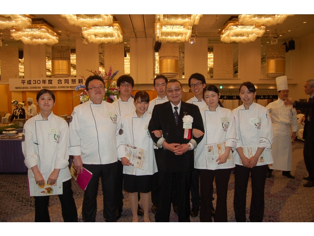 大矢会長とお手伝いの若手料理人