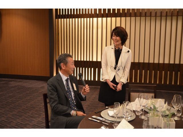 いつになく真面目に応える支部長