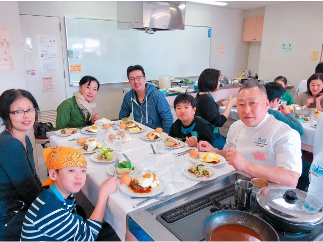 いつも楽しく教える鈴木シェフと美味しく「いただきま～ス！」