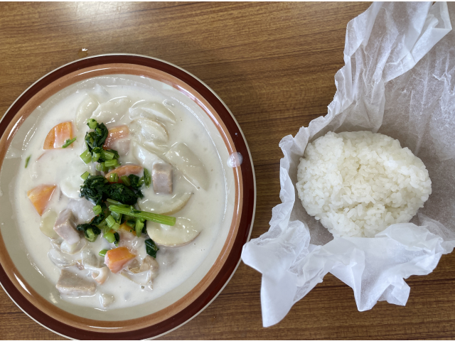 おにぎりも自分たちで握れるように練習しました。