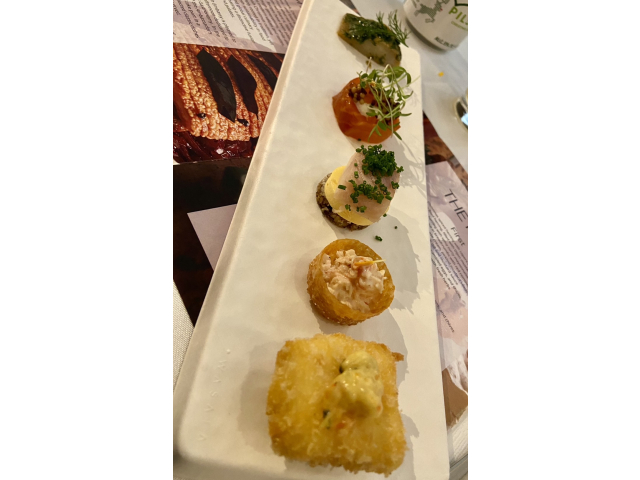 ニシンの前菜クリスマス風ニシン、ケッパー、卵のカナッペニシンのライ麦粉フライにディジョンマスタードとディルを添えたカナッペクリスマス風カレー味のニシンハーブマヨネーズ和え