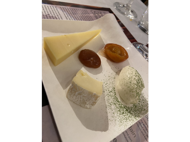 チーズボードローズヒップ、花梨のコンポート添え