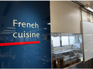 Allons-y cuisine!さぁ厨房へ。おろせるか不安の中、ひとりひとり教えるので安心です。