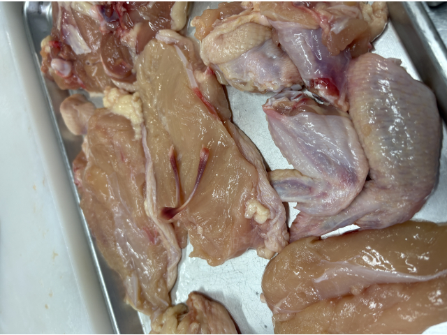 西洋料理ではここがポイント！「ソリレス」に「フルシェット」。V字骨フルシェット（Fourchette）を外す、鶏肉の解体には重要な処理です。骨盤に隠れている、超希少部位のソリレス（Sot-l'y-laisse）これを残すものはフランス語で「愚か者、馬鹿はそれを残す」と言われる。しっかりと「ソリレス」と「フルシェット」処理をしました！！