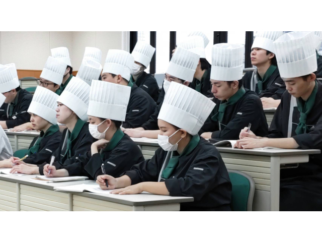 生徒は興味津々、真剣に学びます。