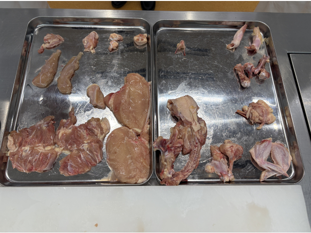 西洋料理だけでなく、どんな分野でも役に立てるように16種に解体。日本料理や中国料理、どの部位がどんな調理に向くかも学びます。