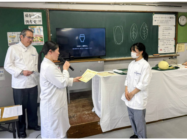 表彰式·東京多摩調理製菓専門学校賞 : 井上校長より授与