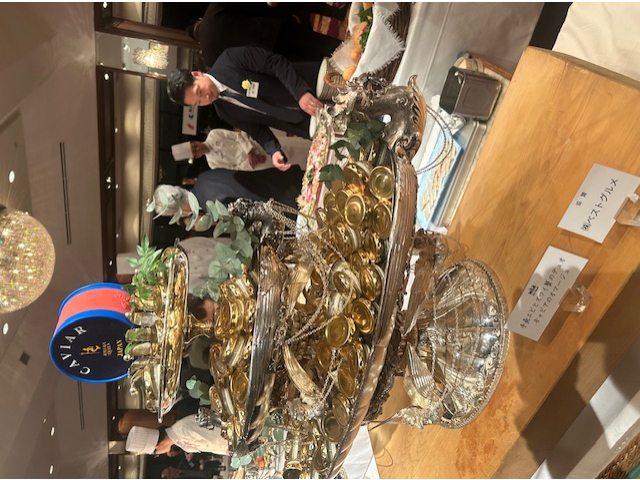 瓶のキャップを開けるとたっぷりのキャビア、下にはとても甘いラングステイーヌ