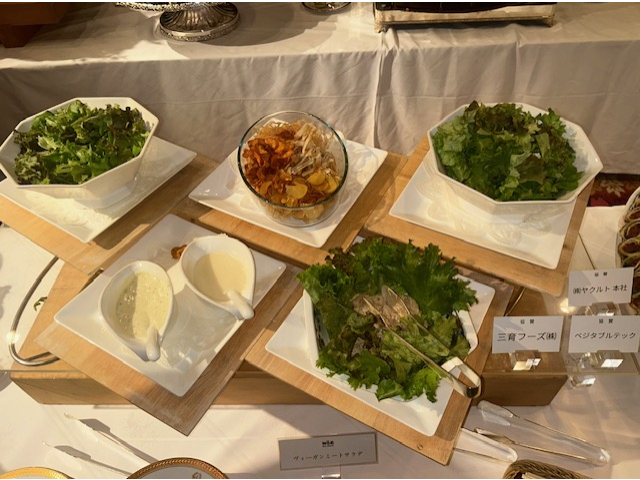 ヴィ―ガン対応の大豆ミートなどでヘルシーサラダ