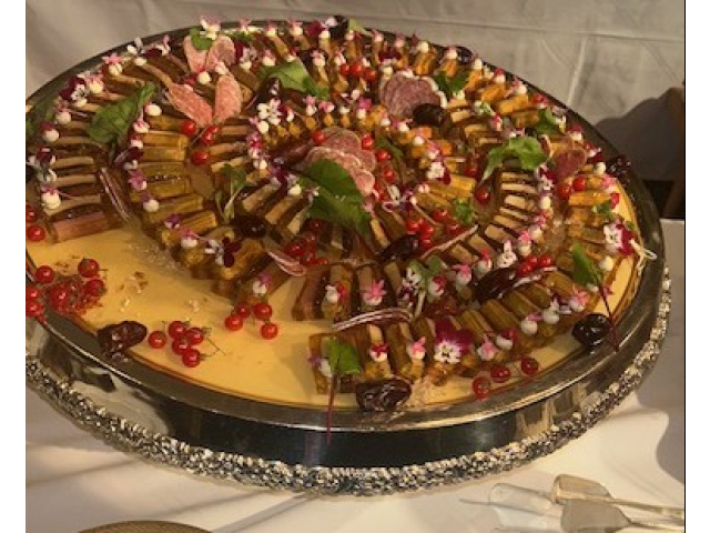 フォアグラと鴨のゼリー寄せに　ばっちり合う軽くて甘いデーツソース