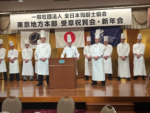 上野精養軒　中央は成島総料理長　右：君島宴会コース料理長　左：石井宴会ぶうふぇ料理長