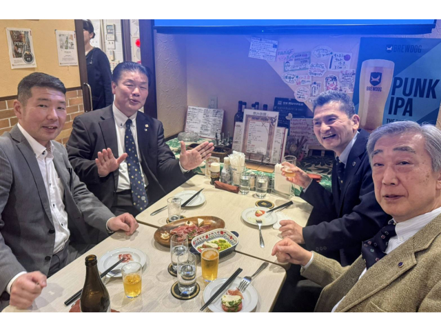 左手前時計回りに、千代田·安藤副支部長、千代田·反町支部長、多摩·町田·土谷支部、新宿·尾田支部長