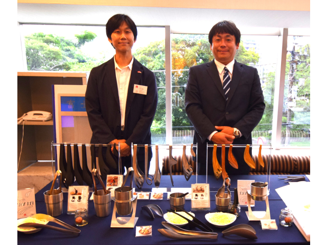 燕三条から出展した㈱オークスのトングは、普段何気に使っているトングの製造会社　今回のブッフェの取り分けにも使用させていただきました　スタイリッシュなデザインと高い機能性に注目してくださいyoshida@aux-ltd.jp    吉田様