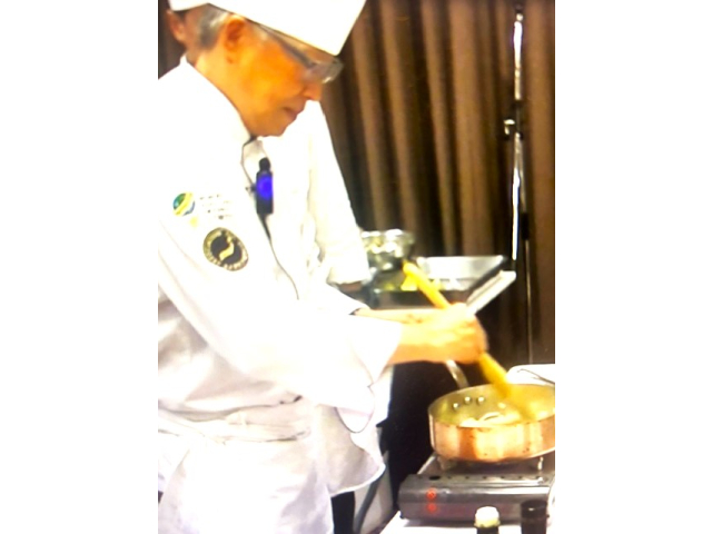 スペイン産オリーブオイルの辛味バランスについて説明される