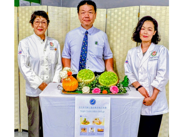 右より、蓮カービング主宰-高橋講師、反町支部長、赤沼講師
