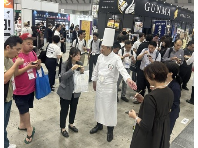 東京軍鶏の豆乳カレーを説明する松山総料理長