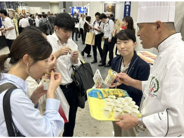 豆乳の力と江戸川野菜のスムージーを説明する野上シェフ