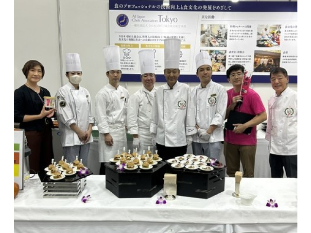 港支部チームとやわら豚の生産者と共に