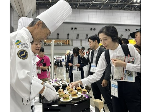 デイスプレイにも気を使う池田ムッシュ　自らサーブ