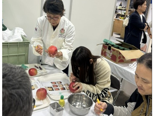 赤沼みゆき先生も３日目には１１名の飛び入り参加者に指導しました。皆初めてとは思えない出来栄え、、教え方が上手なのですね！