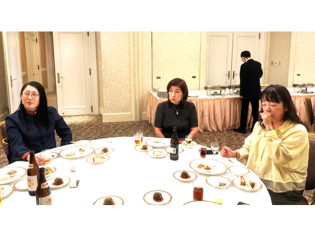 歓談中・手前右より㈱アンテナ―ト 西巻さん、(一社)知る愉しむ～日本の器 小松さん、㈱出光商会 眞鍋さん