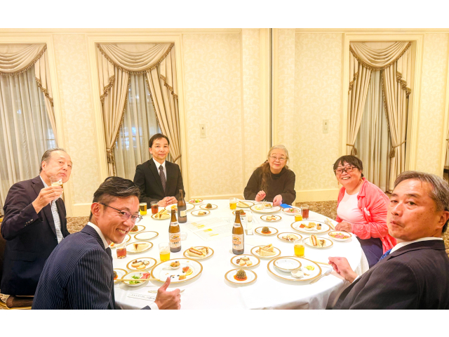 歓談中　手前右より㈱ベジタブルテック 大槻さん、渋谷支部 佐藤さん、高柳さん、宮内庁大膳課 稲垣さん、㈱バサラスター 水野さん、㈱プレアデス 鹿野さん