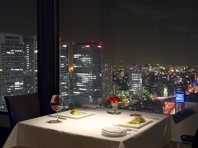 夜はシックな大人の空間