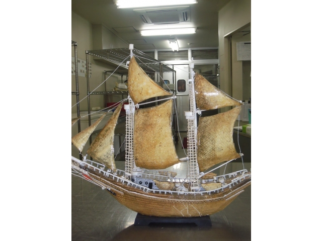 金子ムッシュ作の
<BR>サーモンの皮でできた船