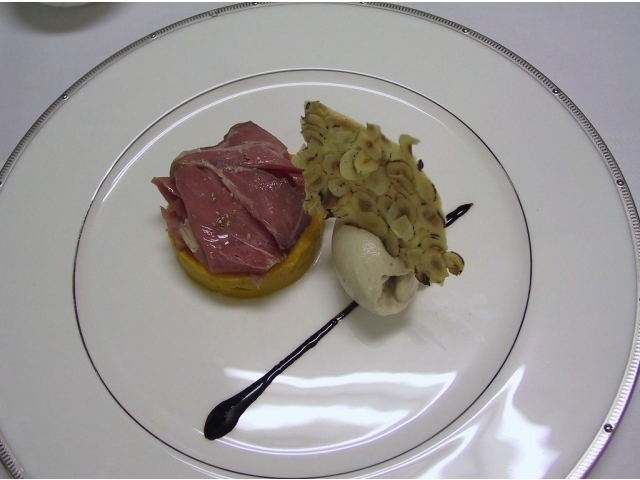 Quasi de veau fumé puis poché en carpaccio,pulpe de potimarron et citron confit, glace noisettes au vin d’Oc,un trait de café（David Zuddas）
<BR>
