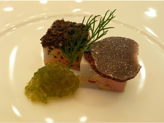 Pressé de Foie grais  et  taro de Kyoto  aux  truffes  parfumé huile d'argan                                                                                                                                                                       avec gelée de consommé maté et algue fraîche