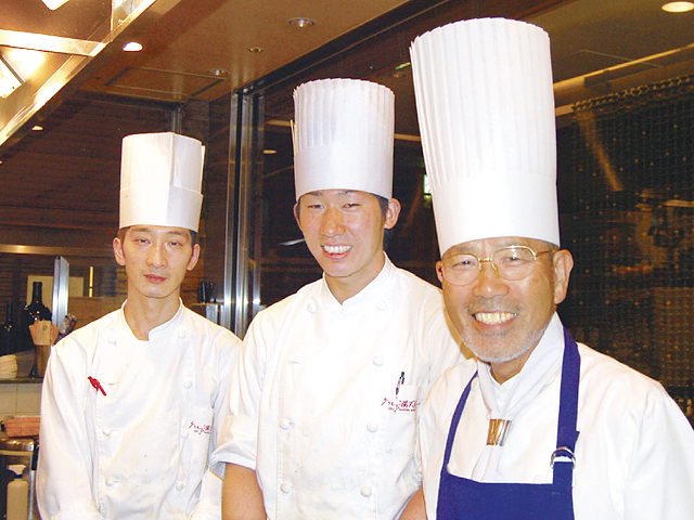 左：別所さん　中央：斉藤さん　左：窪田好直総料理長