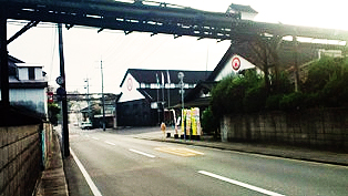 マルキン忠勇（株）マルキン醤油工場＆記念館醤油の菌で真っ黒になった建物郡