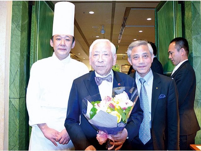 元総料理長の嶋村光夫氏（中央）