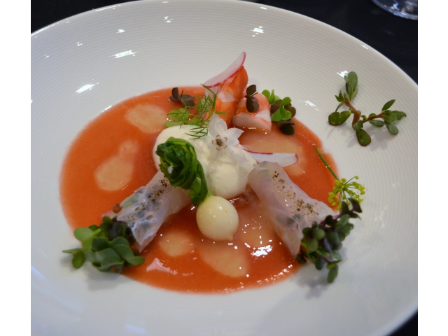 佐賀県産真鯛昆布〆とクマ海老をガスパチョ仕立てのスープで
