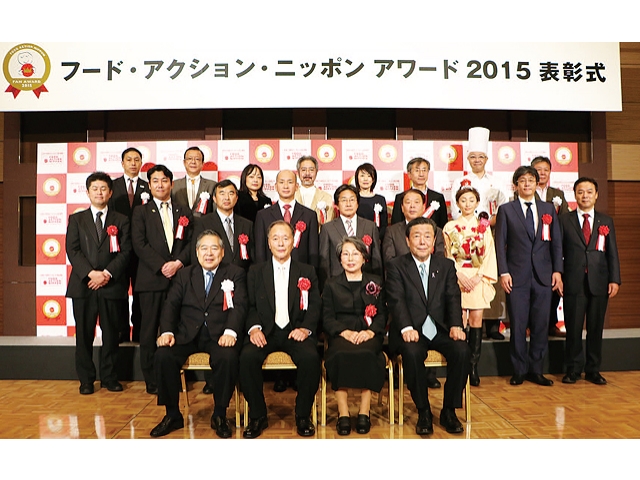 前列：森山農林水産大臣（右）、大賞受賞者（中央2名）、小泉武夫実行委員長（左）　中央列：各部門最優秀受賞者　後列：審査委員、フード・アクション・ニッポン推進本部事務局長