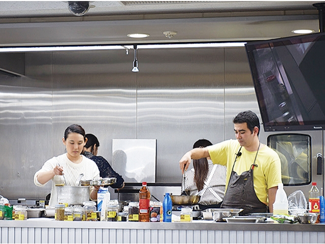 スパイス講座の調理風景