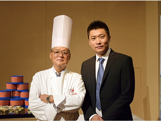 鎌田昭男総料理長とハン・レイさん