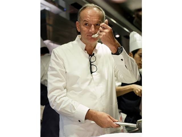 ジョルジュ・サンク パリ 総料理長クリスチャン ル・スケール